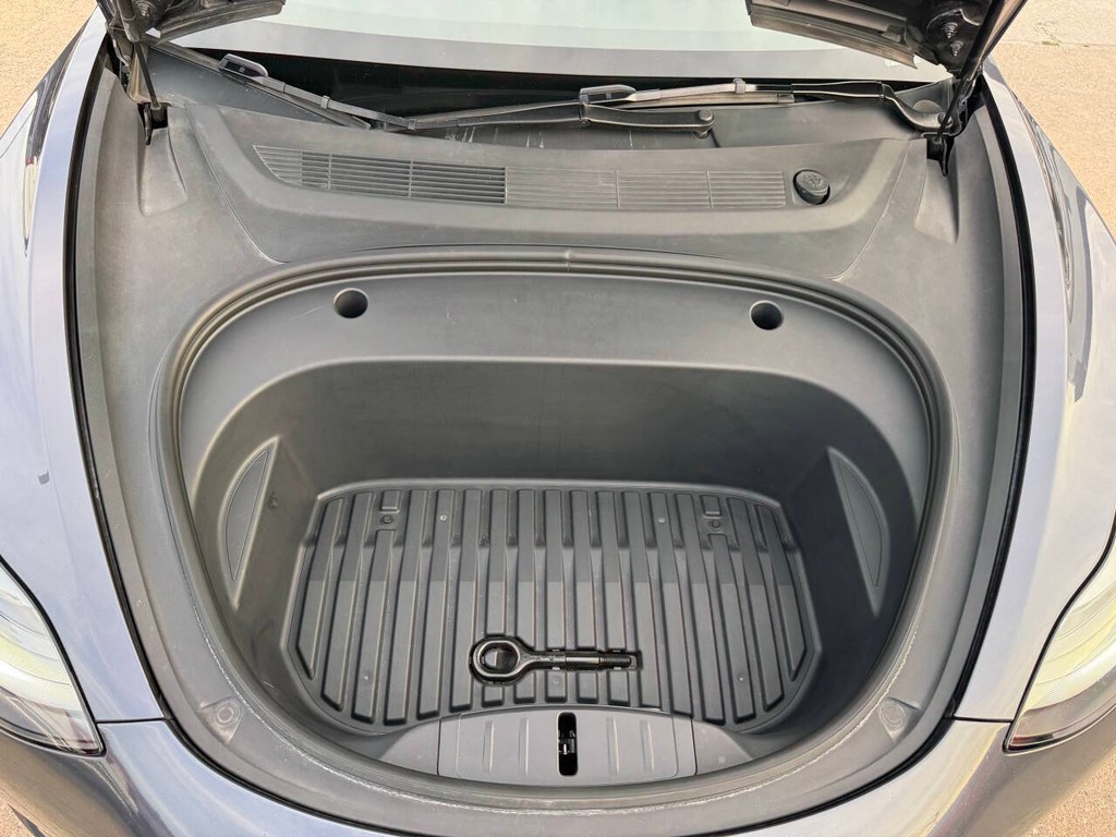 Tesla Model 3 Vehicle Full-screen Gallery Image 32