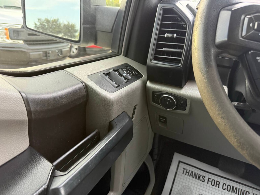 Ford F-150 Vehicle Full-screen Gallery Image 30