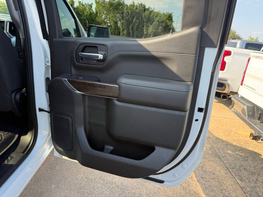 GMC Sierra 1500 Vehicle Full-screen Gallery Image 16