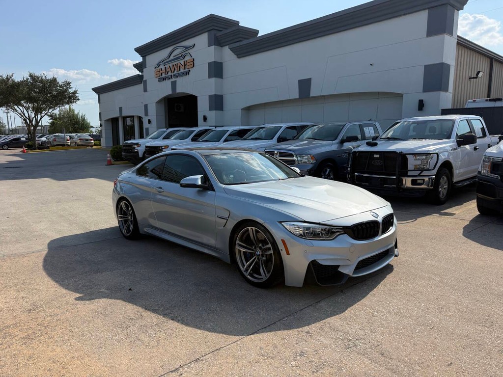 BMW M4 Vehicle Full-screen Gallery Image 02