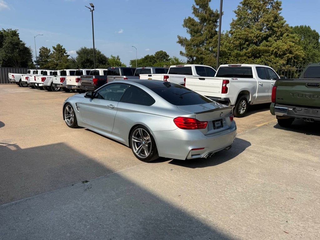 BMW M4 Vehicle Full-screen Gallery Image 04