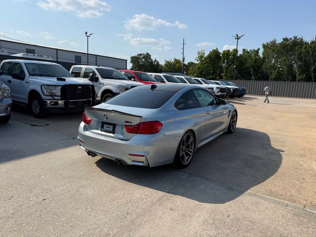 BMW M4 Vehicle Full-screen Gallery Image 05