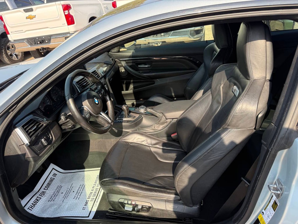 BMW M4 Vehicle Full-screen Gallery Image 07