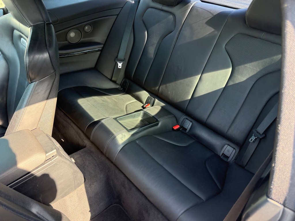 BMW M4 Vehicle Full-screen Gallery Image 08