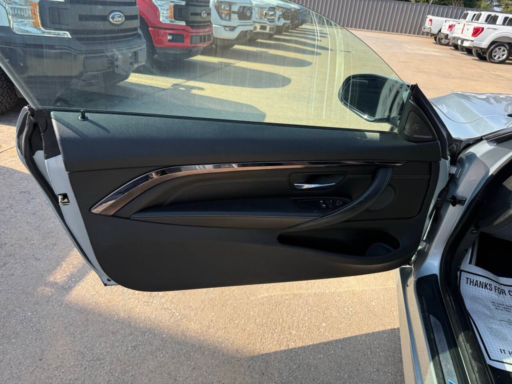 BMW M4 Vehicle Full-screen Gallery Image 09