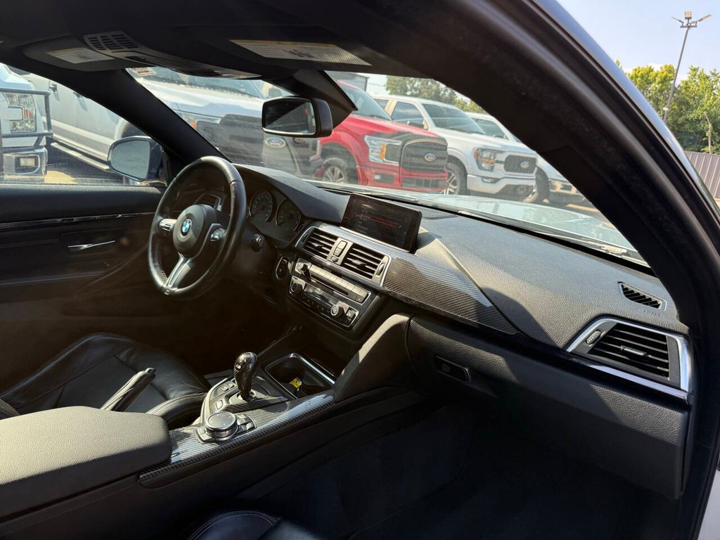 BMW M4 Vehicle Full-screen Gallery Image 10