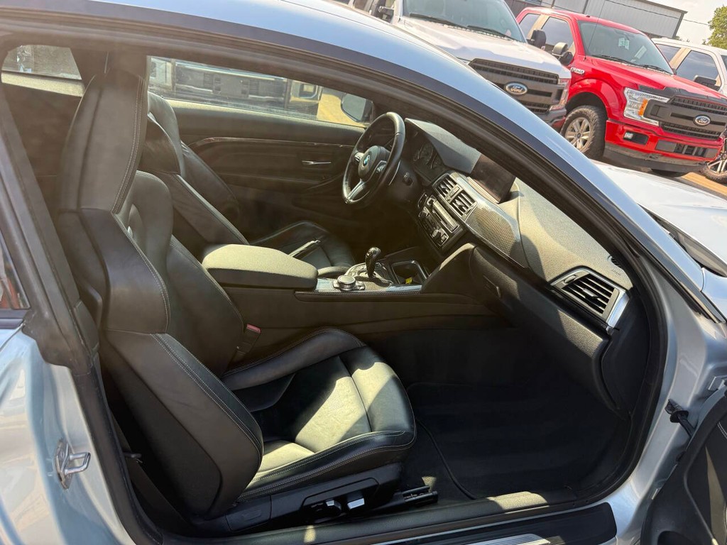 BMW M4 Vehicle Full-screen Gallery Image 11