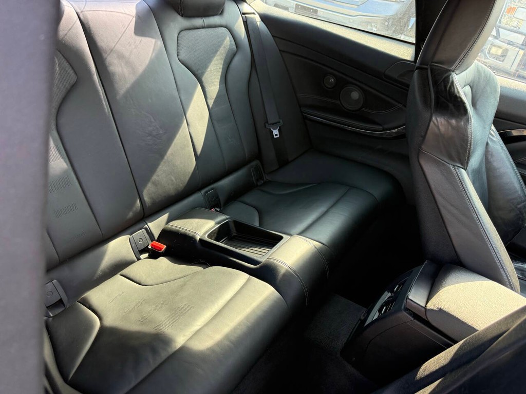 BMW M4 Vehicle Full-screen Gallery Image 12