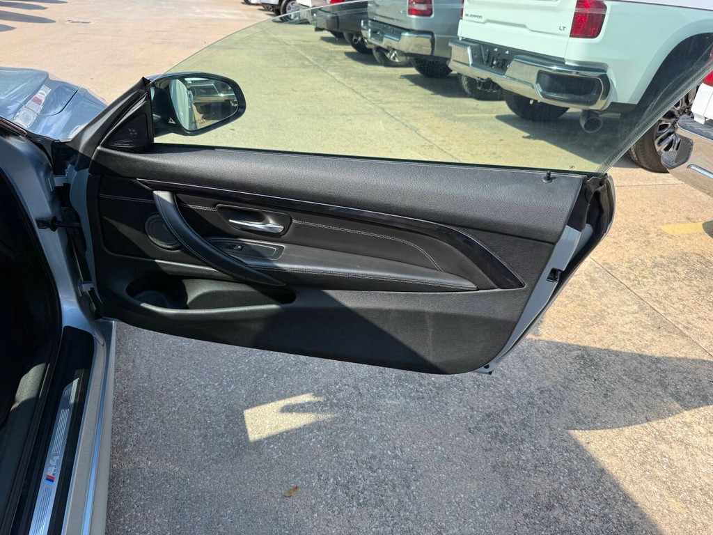 BMW M4 Vehicle Full-screen Gallery Image 13