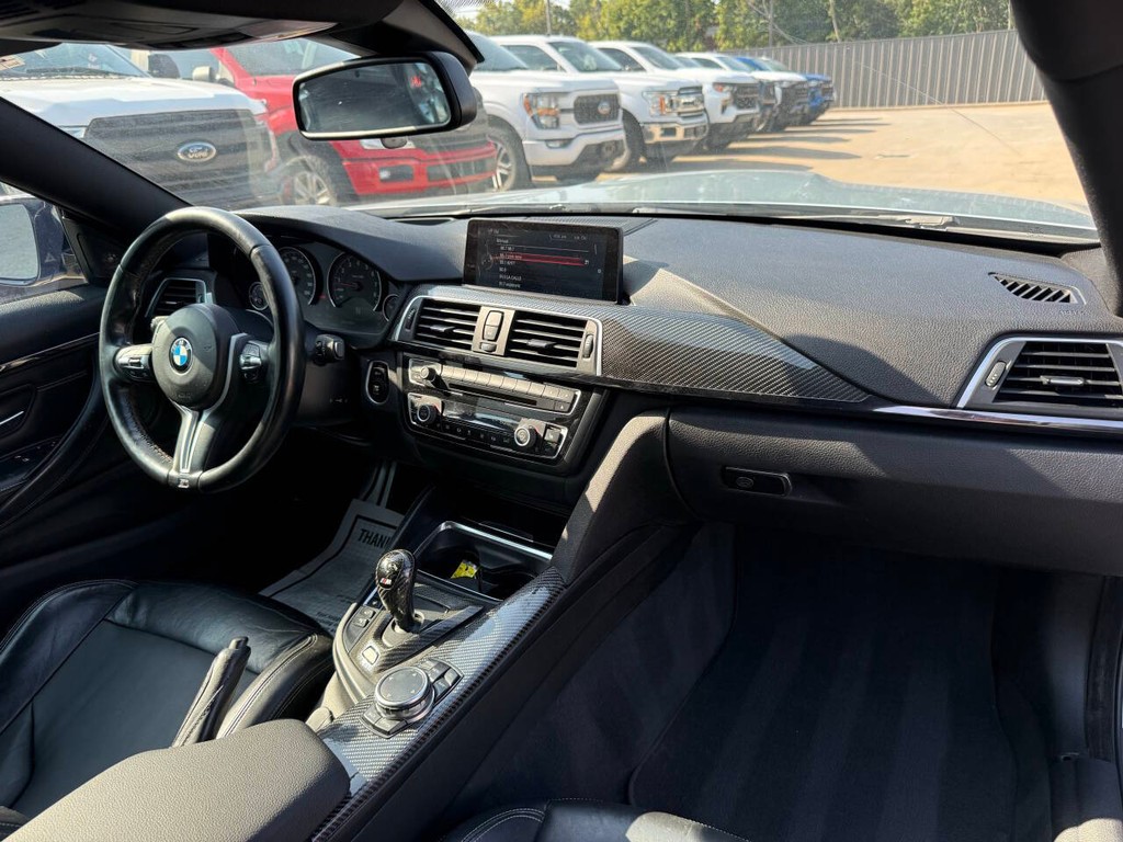 BMW M4 Vehicle Full-screen Gallery Image 14