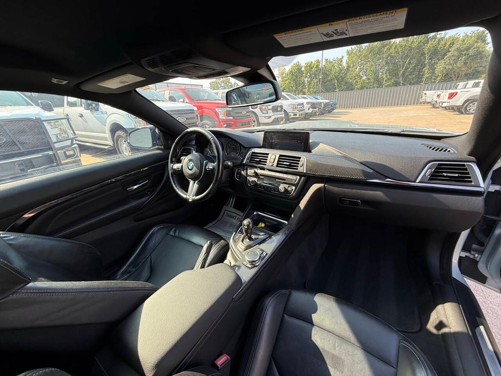 BMW M4 Vehicle Full-screen Gallery Image 15