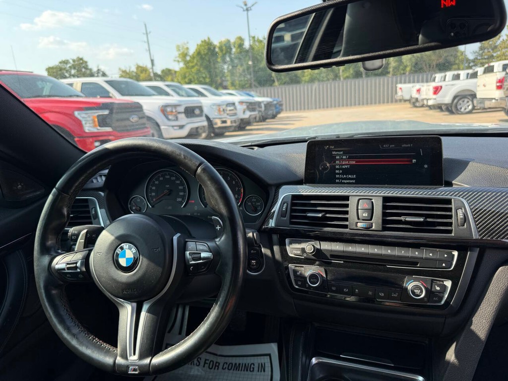 BMW M4 Vehicle Full-screen Gallery Image 16