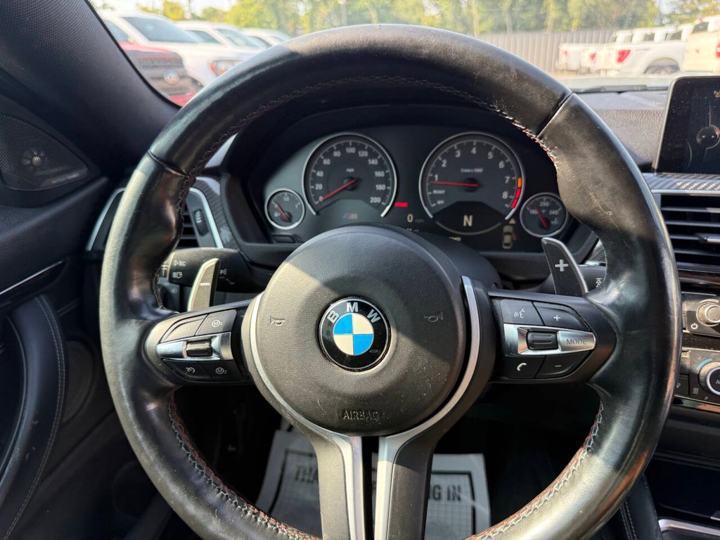 BMW M4 Vehicle Full-screen Gallery Image 18