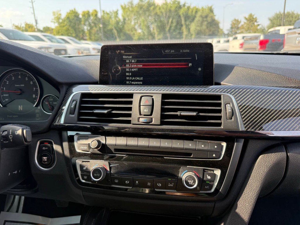 BMW M4 Vehicle Full-screen Gallery Image 19