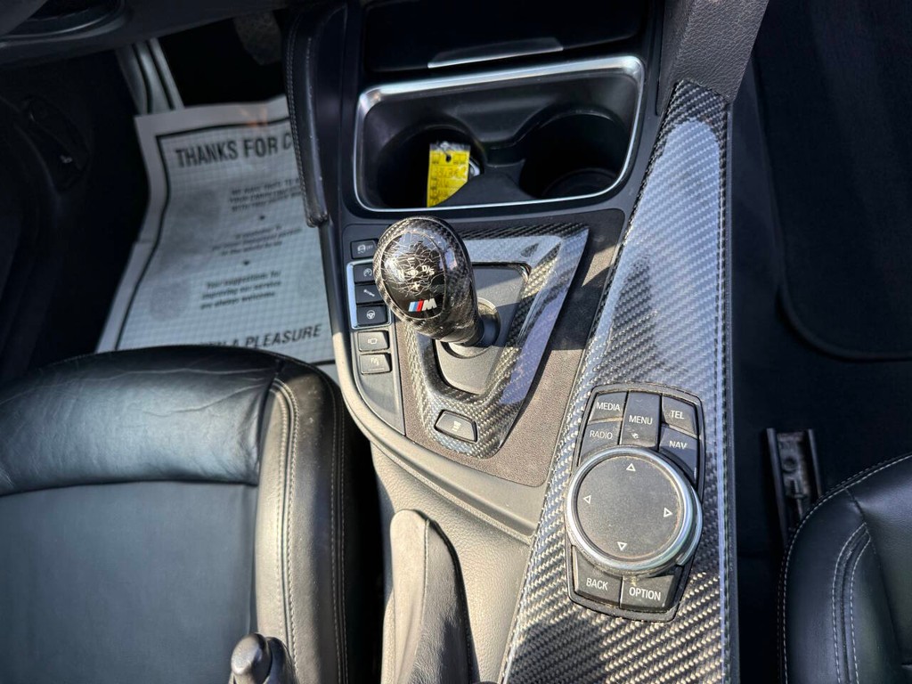 BMW M4 Vehicle Full-screen Gallery Image 24