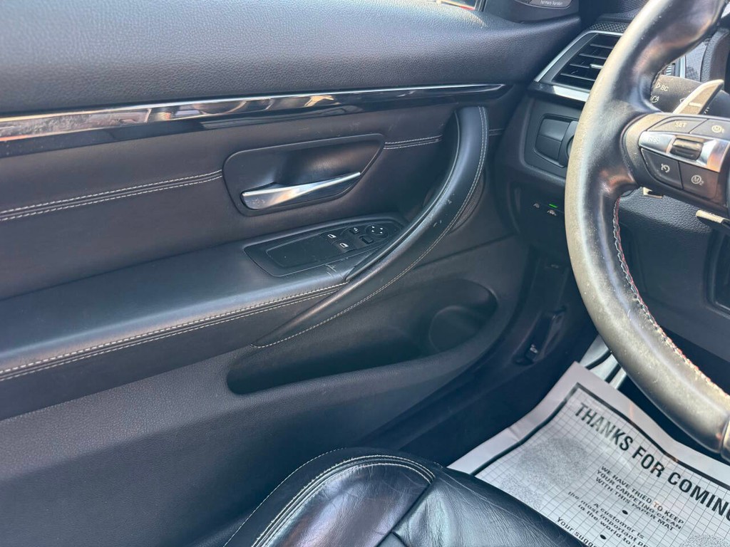 BMW M4 Vehicle Full-screen Gallery Image 25
