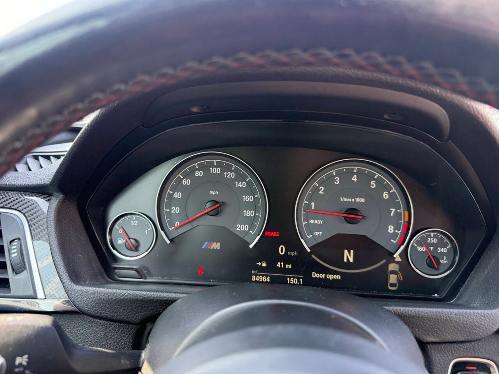 BMW M4 Vehicle Full-screen Gallery Image 27