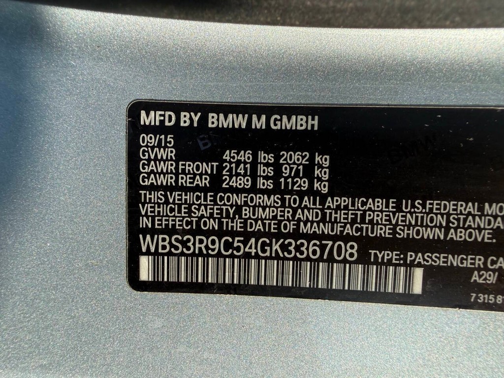 BMW M4 Vehicle Full-screen Gallery Image 28