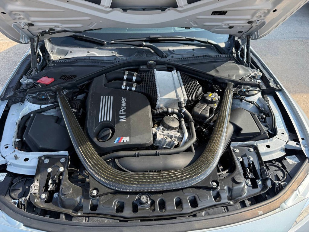 BMW M4 Vehicle Full-screen Gallery Image 29