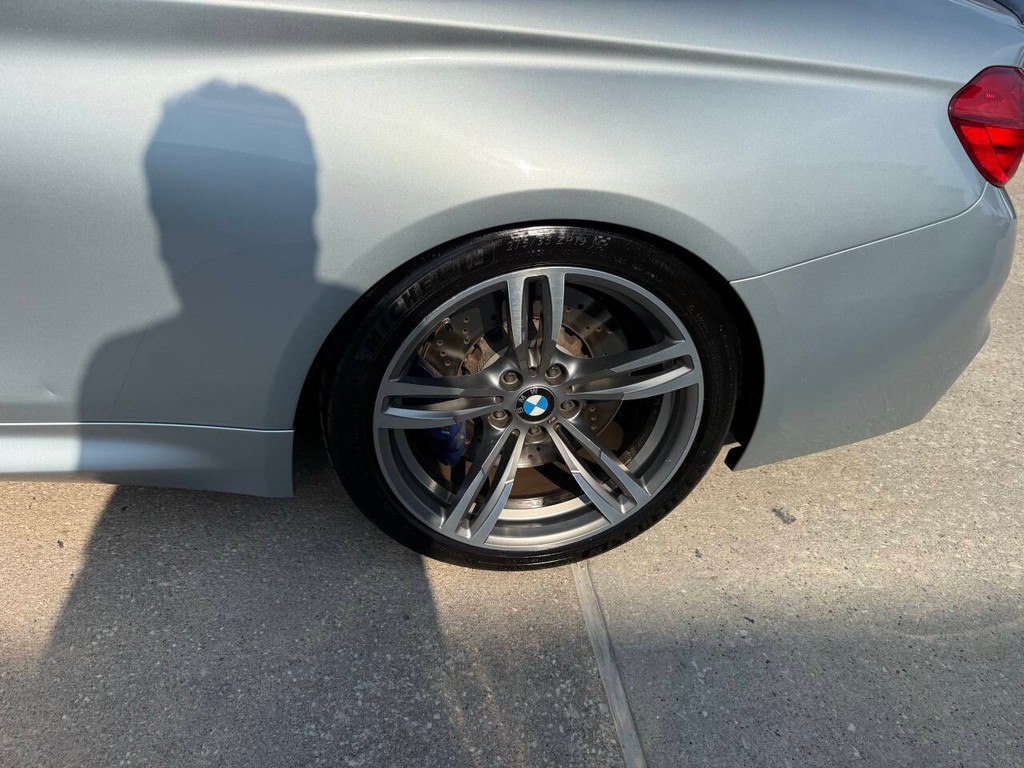 BMW M4 Vehicle Full-screen Gallery Image 30