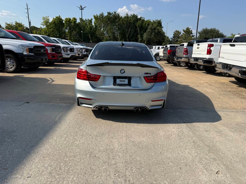 BMW M4 Vehicle Full-screen Gallery Image 32