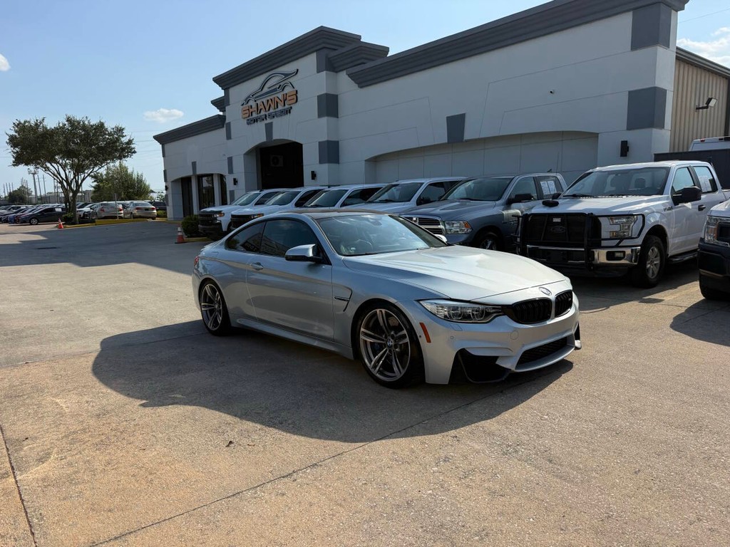 BMW M4 Vehicle Full-screen Gallery Image 35