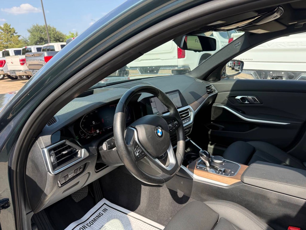 BMW 3 Series Vehicle Full-screen Gallery Image 06