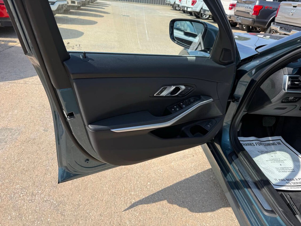 BMW 3 Series Vehicle Full-screen Gallery Image 08