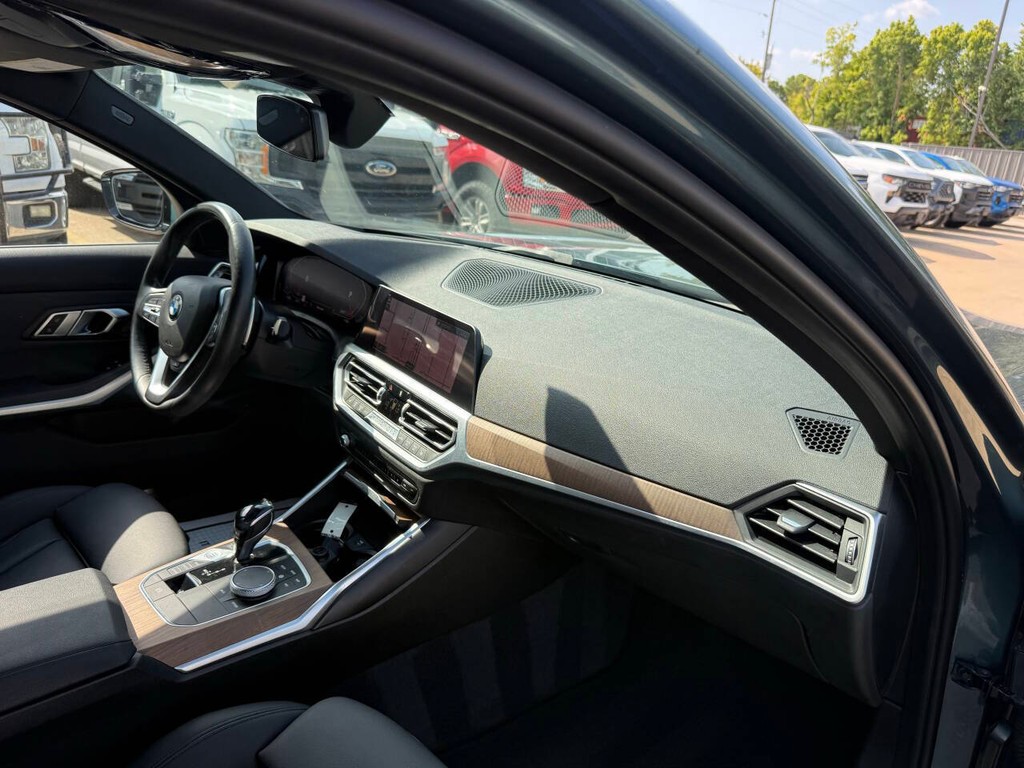 BMW 3 Series Vehicle Full-screen Gallery Image 09