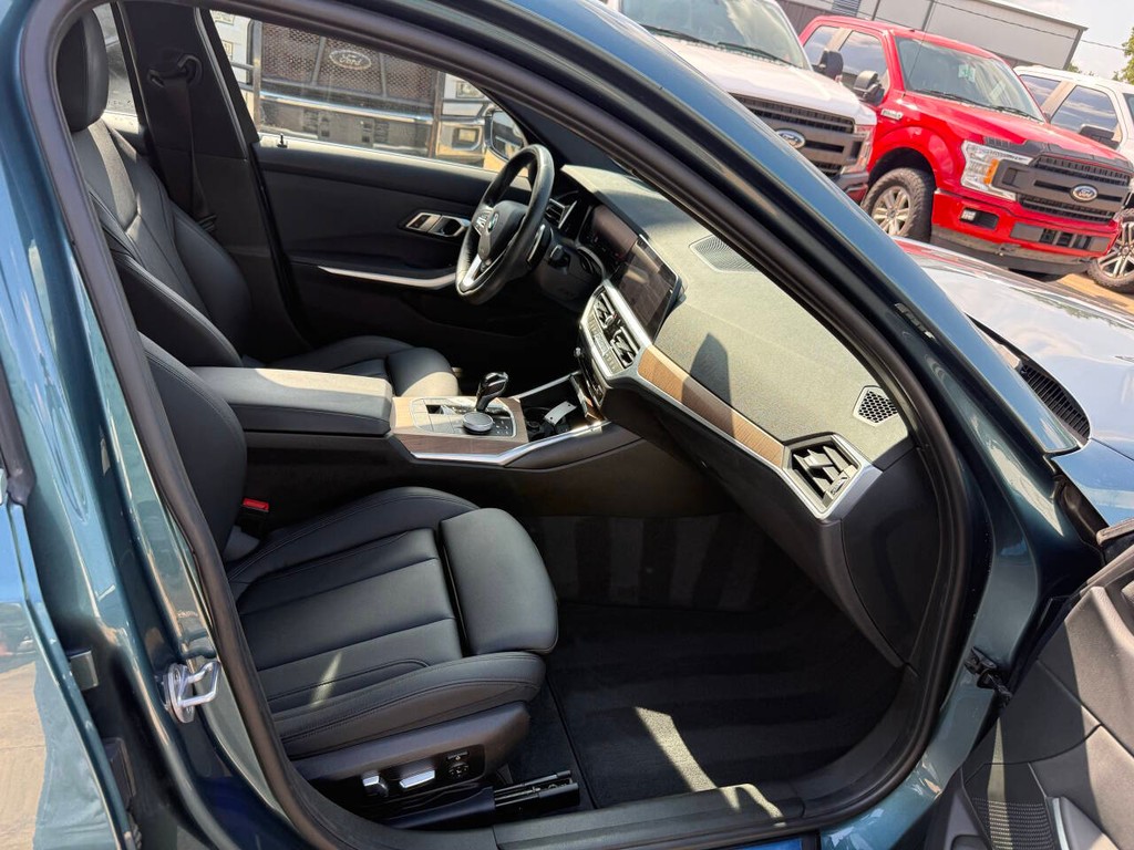 BMW 3 Series Vehicle Full-screen Gallery Image 10
