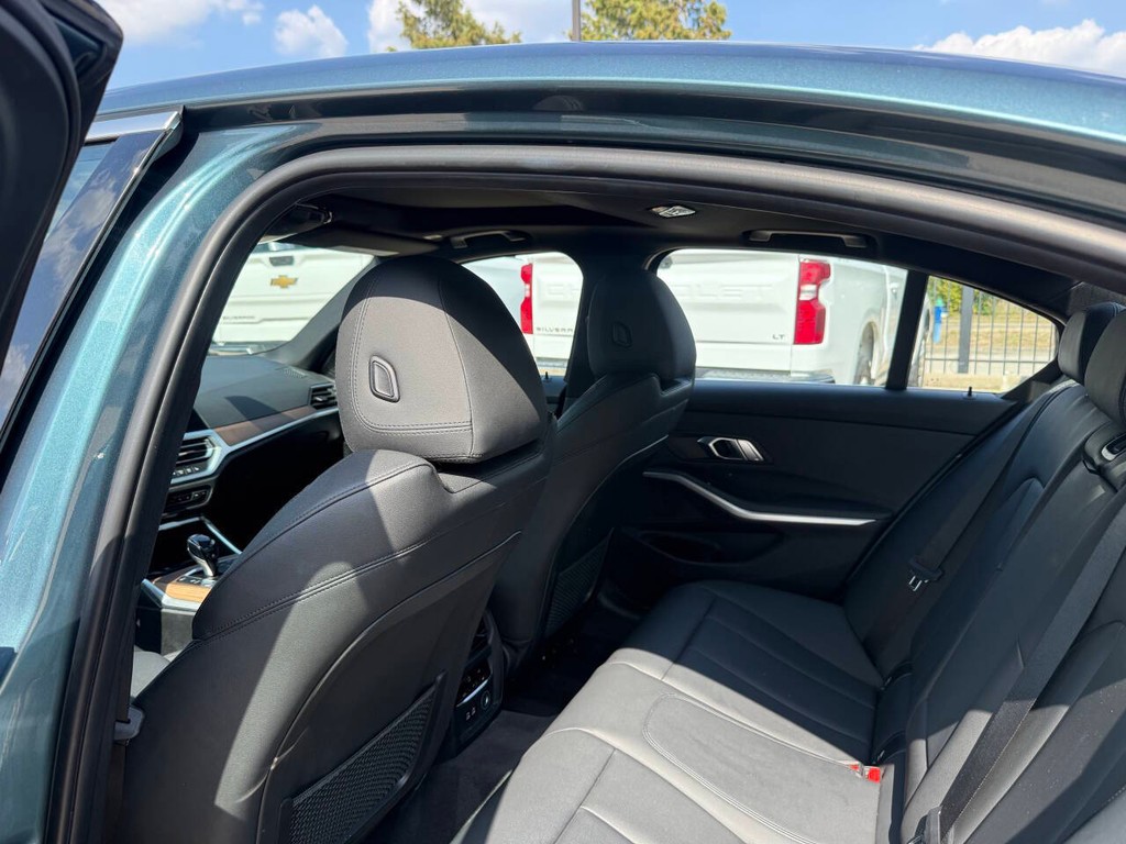 BMW 3 Series Vehicle Full-screen Gallery Image 12