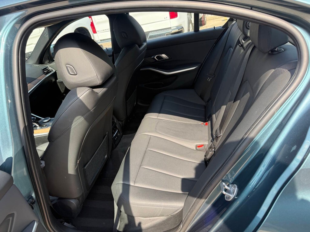 BMW 3 Series Vehicle Full-screen Gallery Image 13