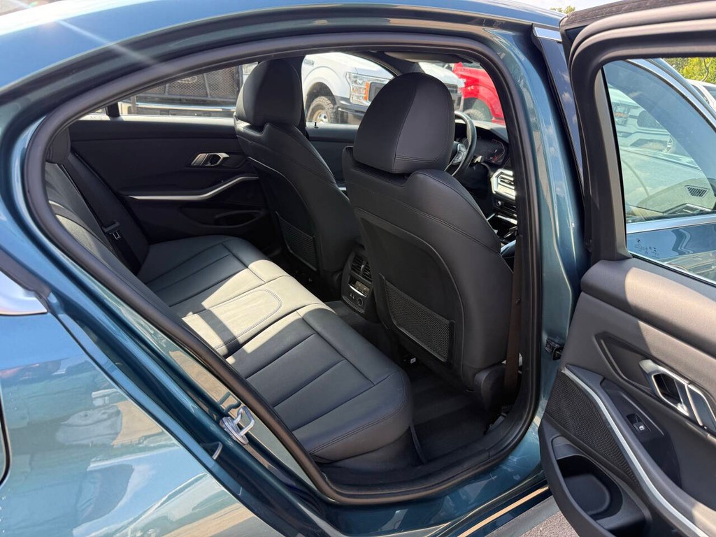 BMW 3 Series Vehicle Full-screen Gallery Image 15