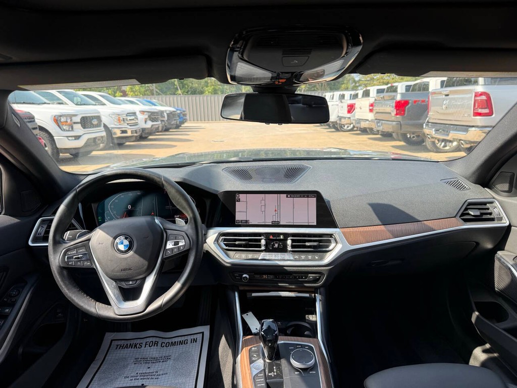 BMW 3 Series Vehicle Full-screen Gallery Image 17