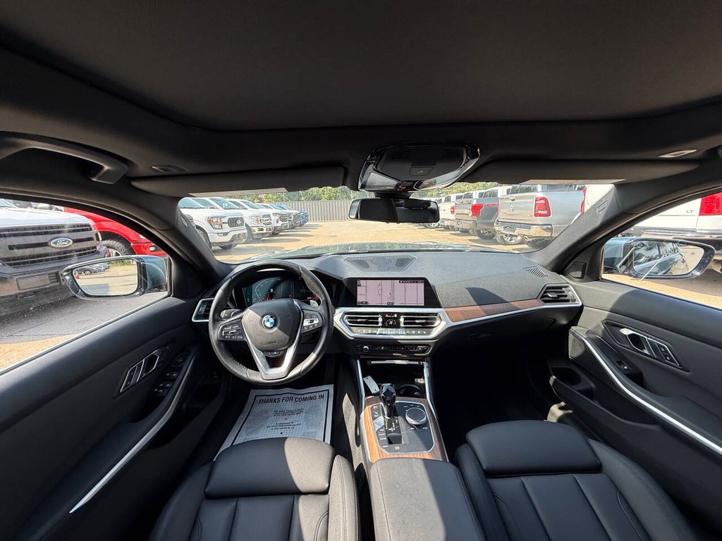 BMW 3 Series Vehicle Full-screen Gallery Image 18