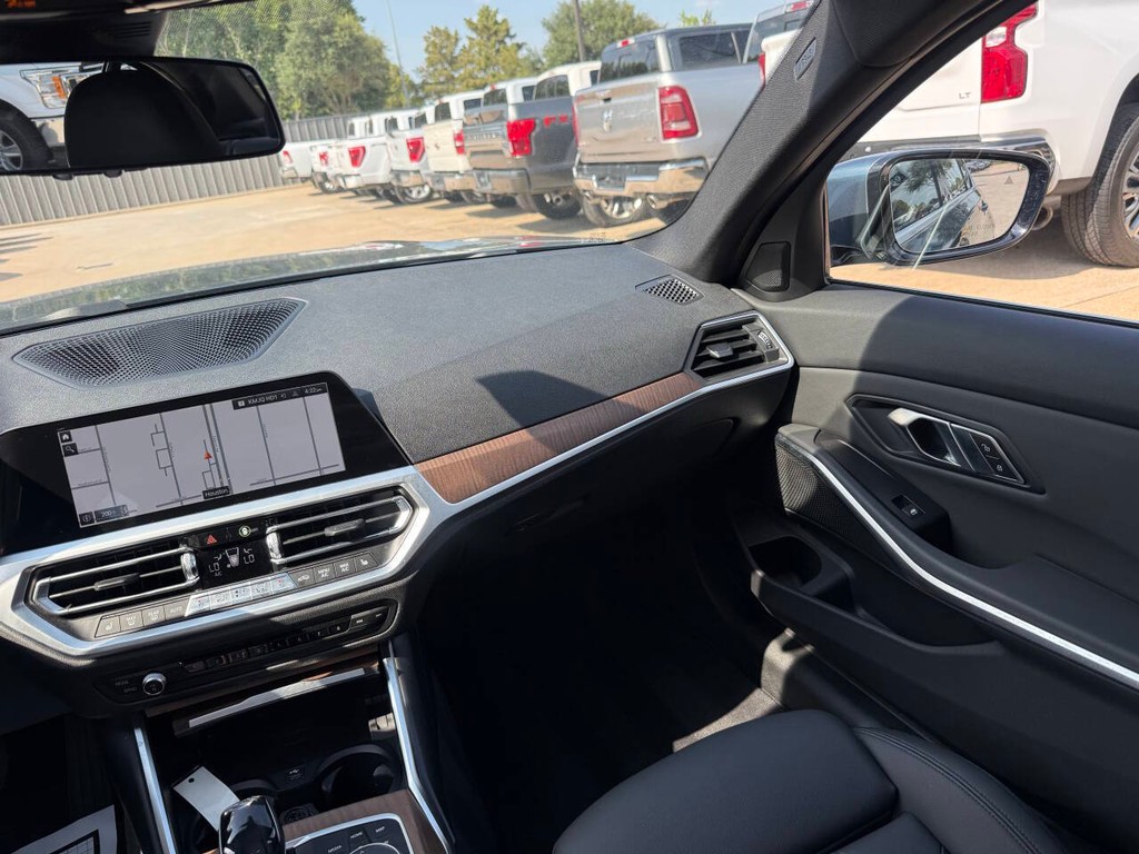BMW 3 Series Vehicle Full-screen Gallery Image 20