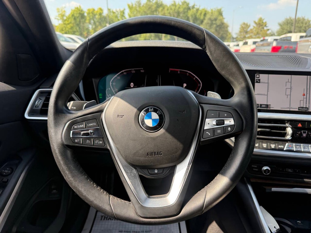 BMW 3 Series Vehicle Full-screen Gallery Image 23