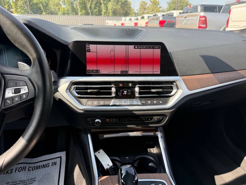 BMW 3 Series Vehicle Full-screen Gallery Image 24
