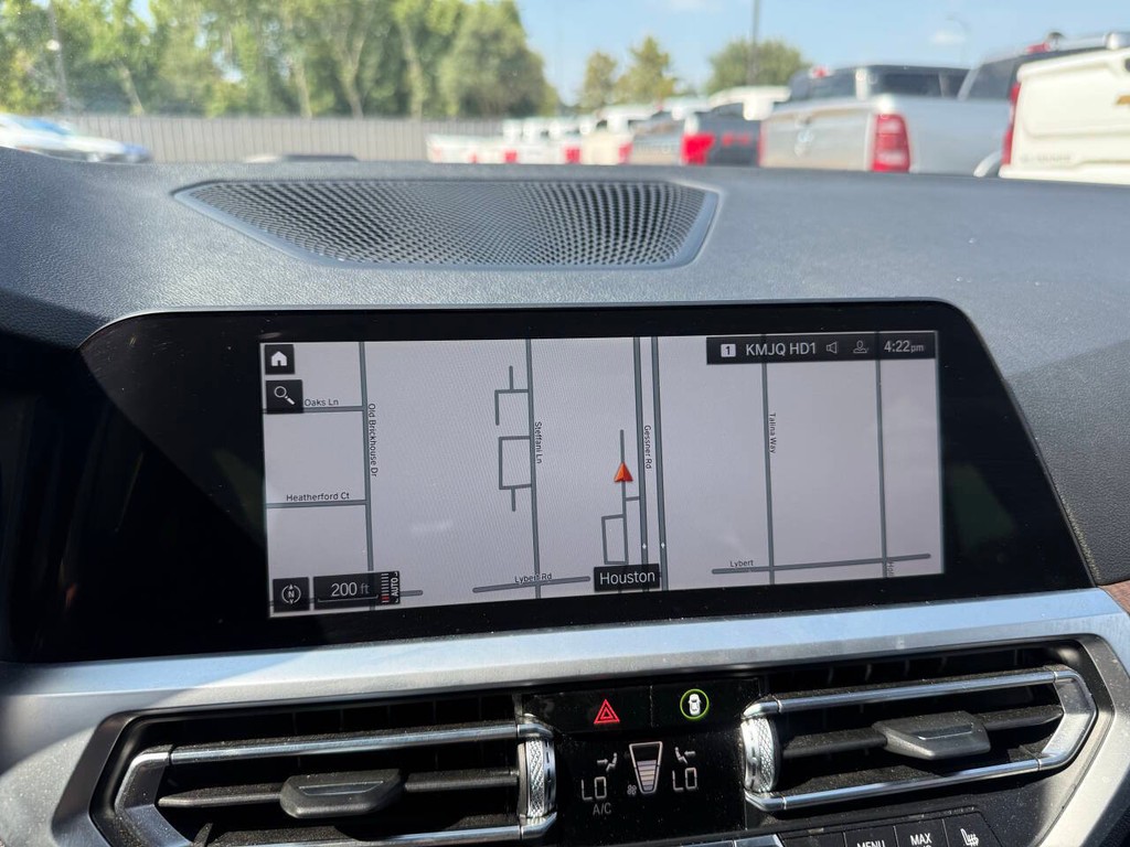 BMW 3 Series Vehicle Full-screen Gallery Image 25