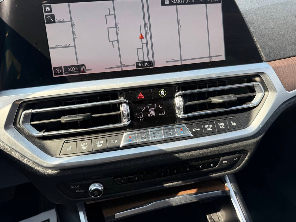 BMW 3 Series Vehicle Full-screen Gallery Image 27