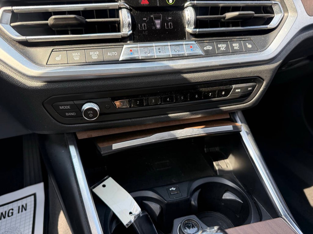 BMW 3 Series Vehicle Full-screen Gallery Image 28