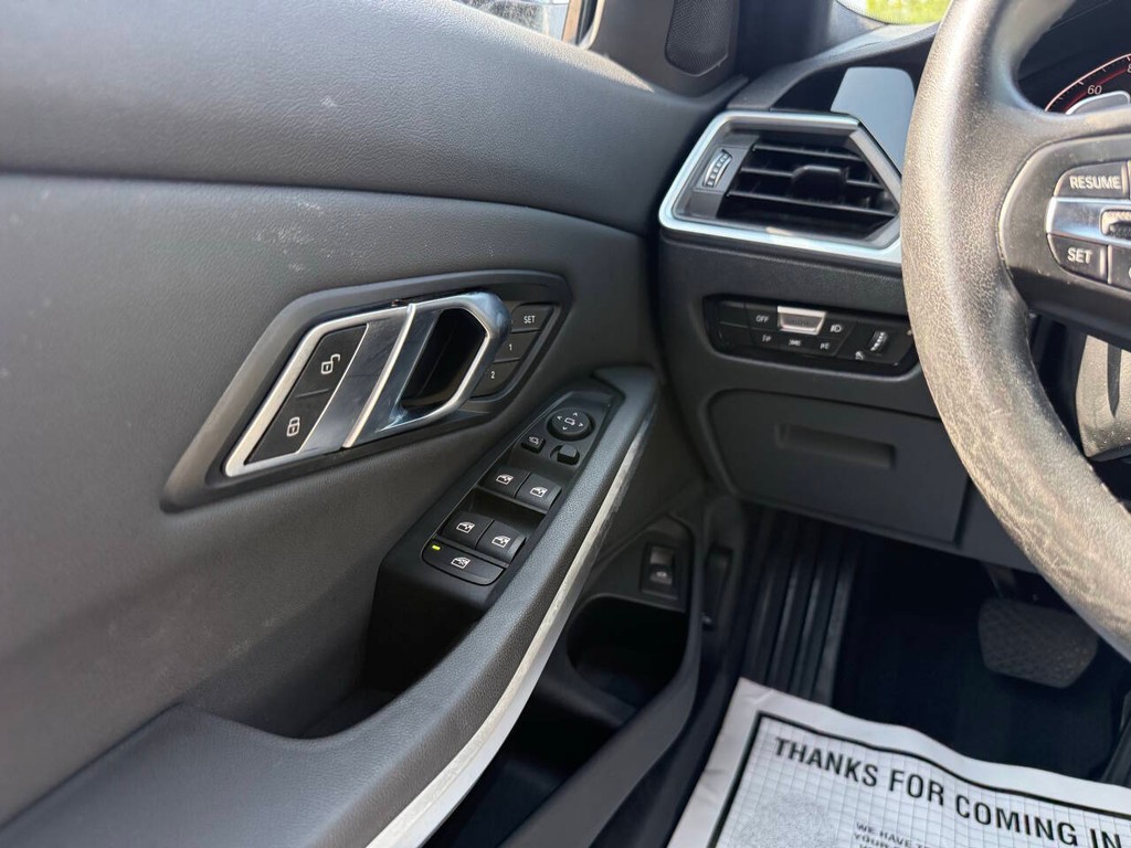 BMW 3 Series Vehicle Full-screen Gallery Image 30