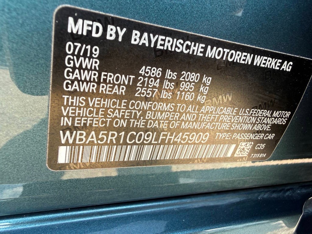 BMW 3 Series Vehicle Full-screen Gallery Image 33