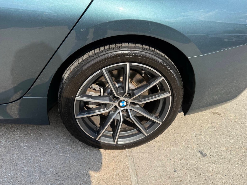 BMW 3 Series Vehicle Full-screen Gallery Image 35