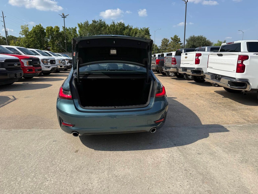 BMW 3 Series Vehicle Full-screen Gallery Image 36