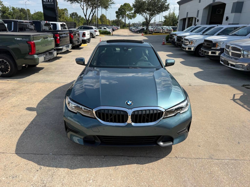 BMW 3 Series Vehicle Full-screen Gallery Image 38
