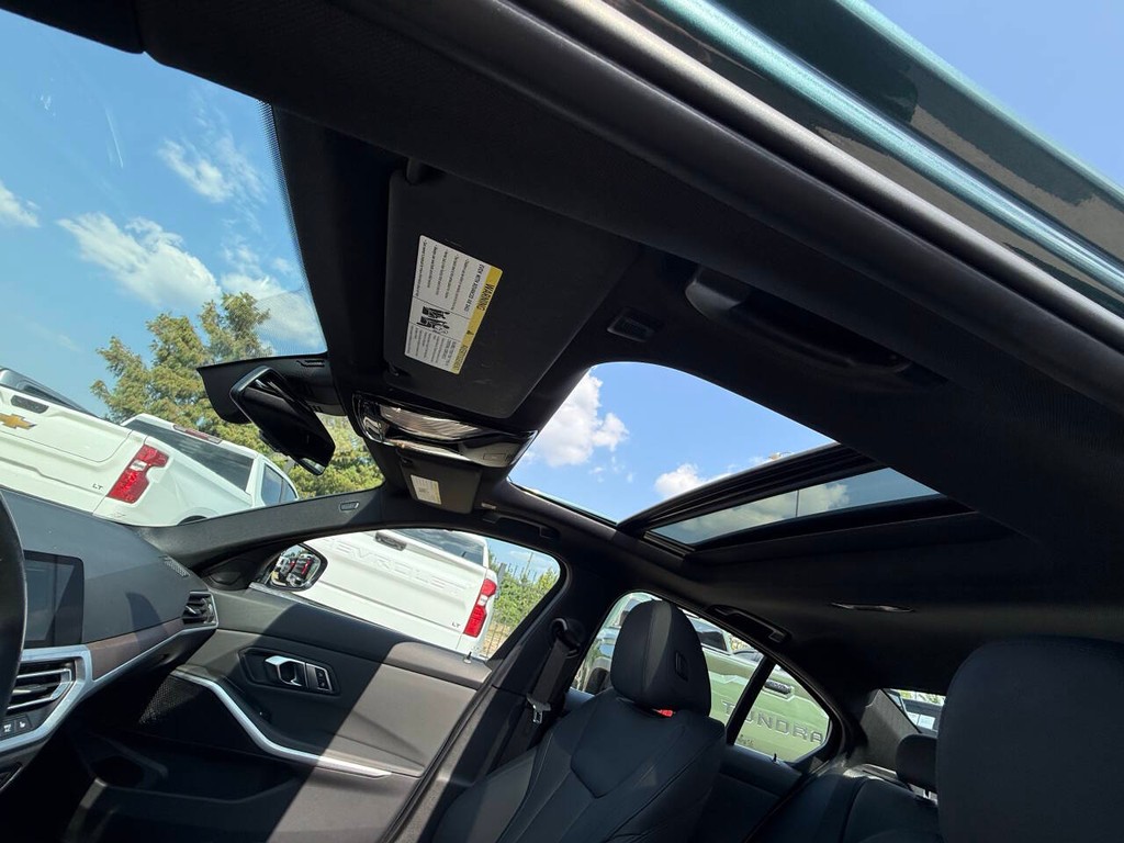 BMW 3 Series Vehicle Full-screen Gallery Image 43