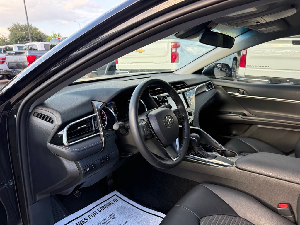 Toyota Camry Vehicle Full-screen Gallery Image 06