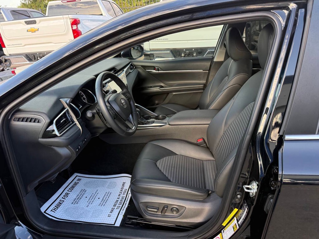 Toyota Camry Vehicle Full-screen Gallery Image 07