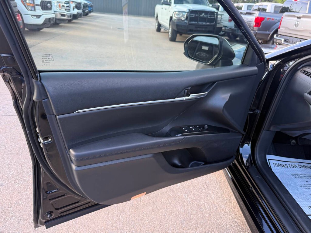 Toyota Camry Vehicle Full-screen Gallery Image 08